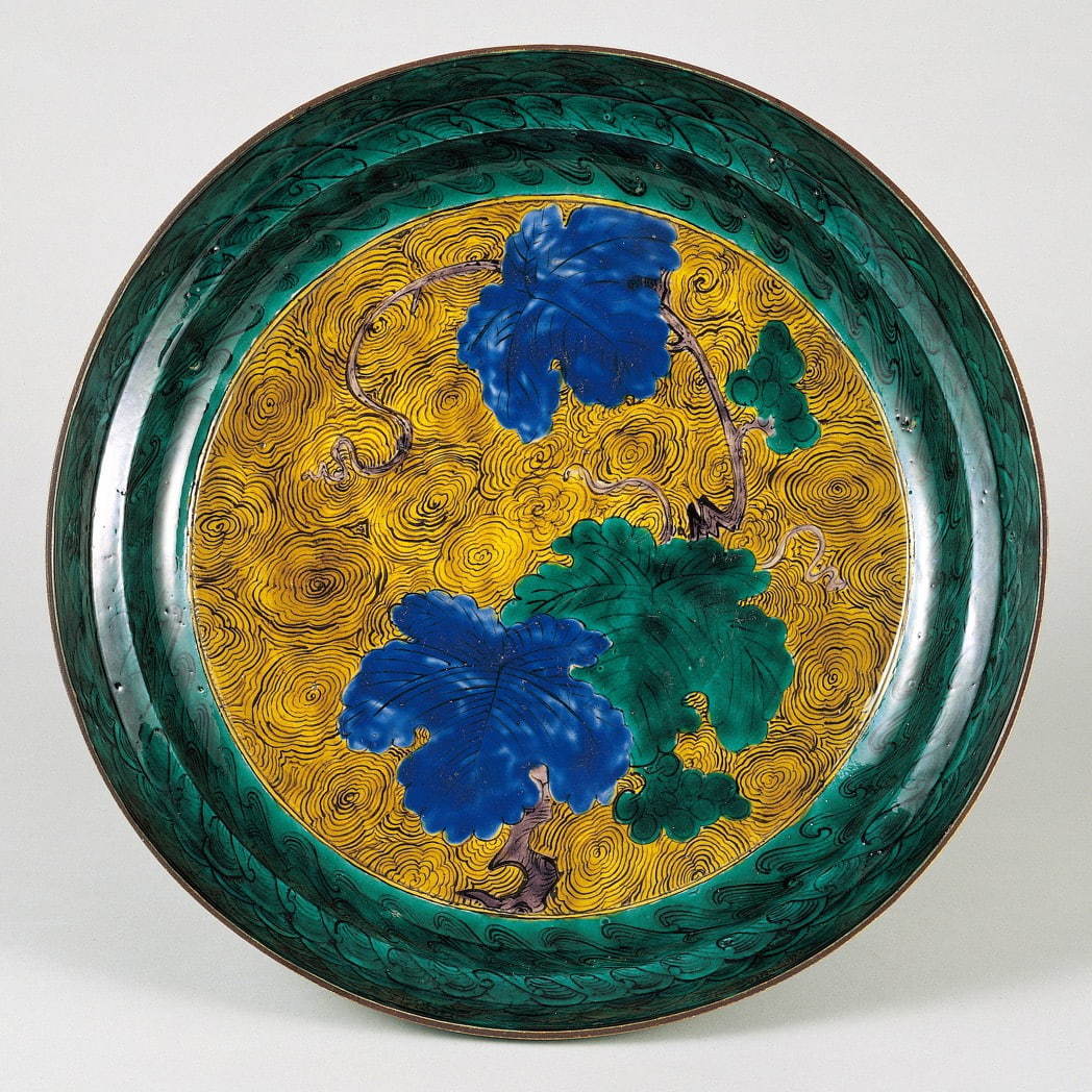 色絵葡萄文大平鉢 1枚 肥前 日本・江戸時代 17世紀 根津美術館蔵
