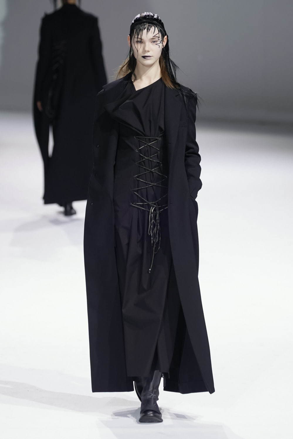 ヨウジヤマモト(Yohji Yamamoto) 2020-21年秋冬ウィメンズコレクション