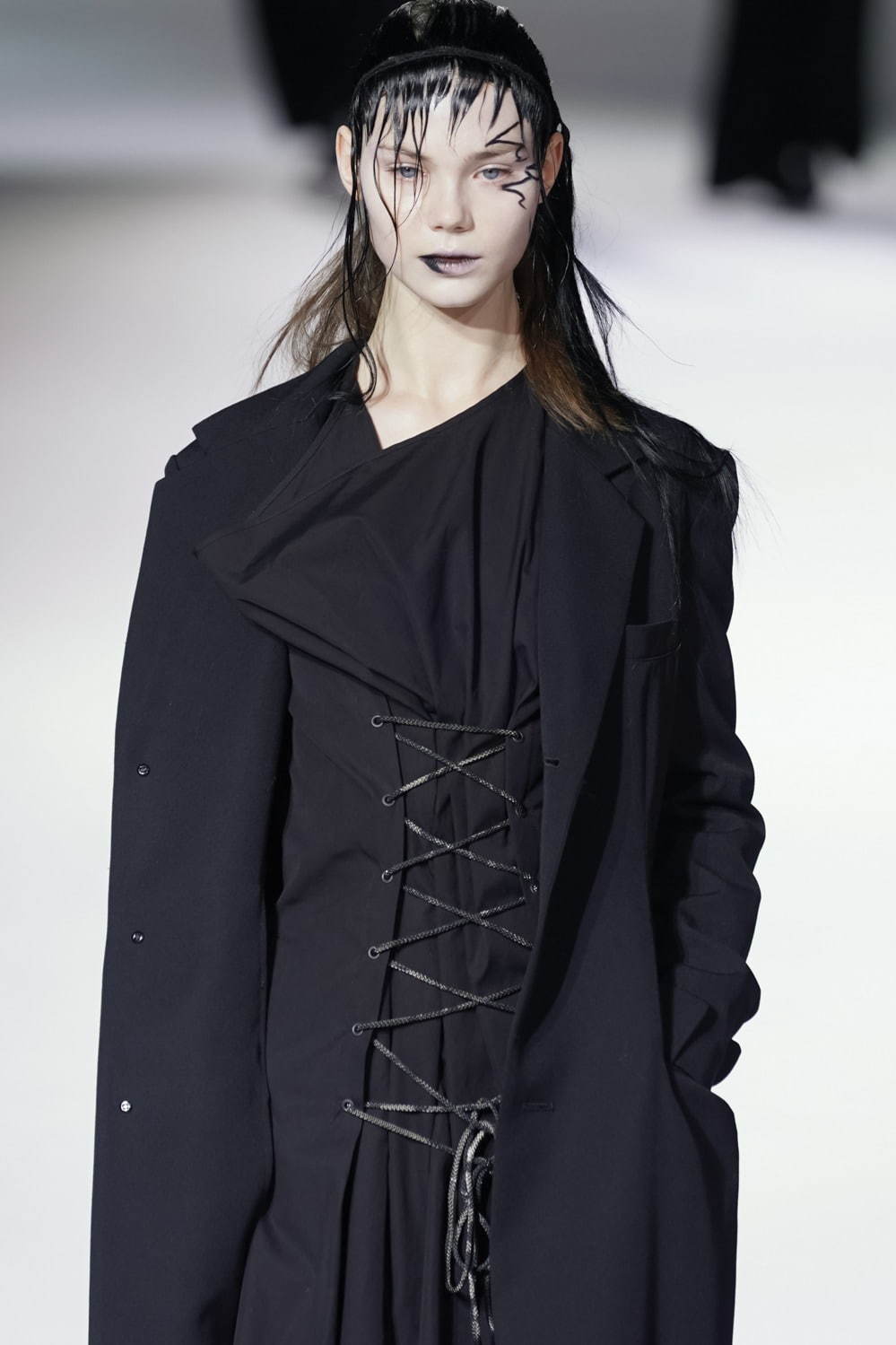 ヨウジヤマモト(Yohji Yamamoto) 2020-21年秋冬ウィメンズコレクション  - 写真3