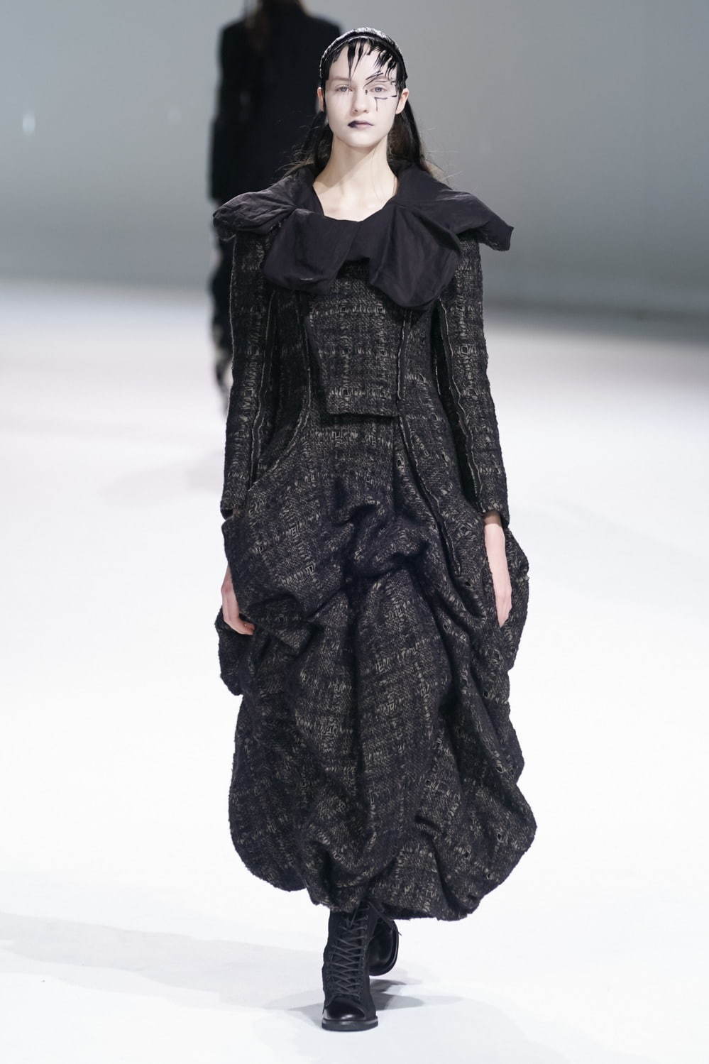 ヨウジヤマモト(Yohji Yamamoto) 2020-21年秋冬ウィメンズコレクション 