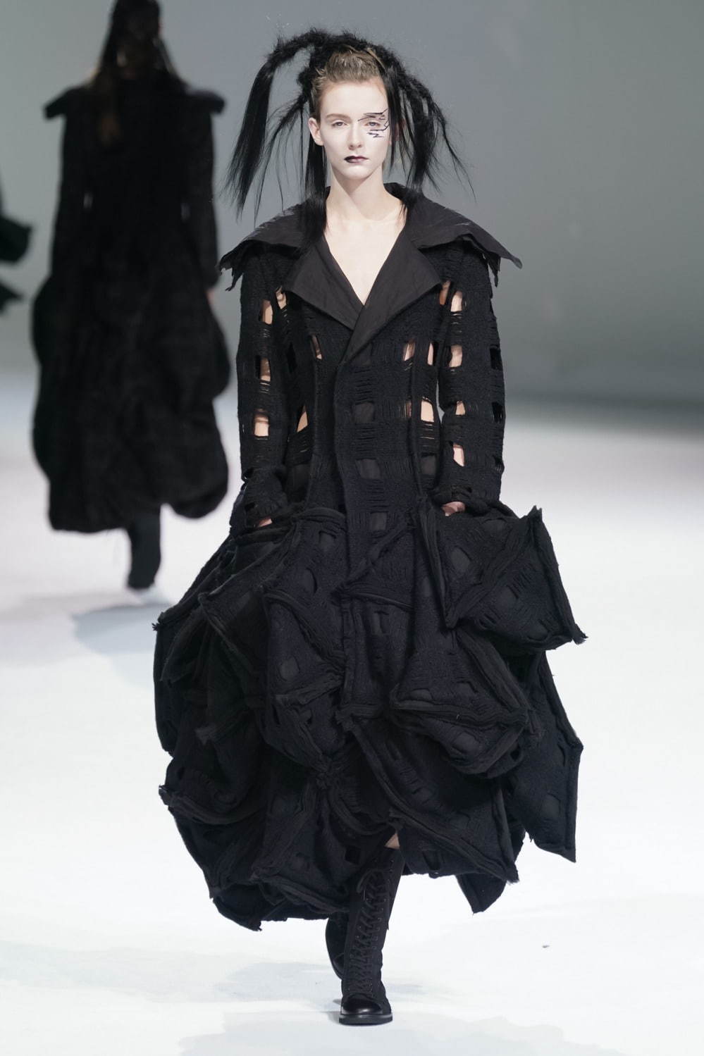 ヨウジヤマモト(Yohji Yamamoto) 2020-21年秋冬ウィメンズコレクション  - 写真24