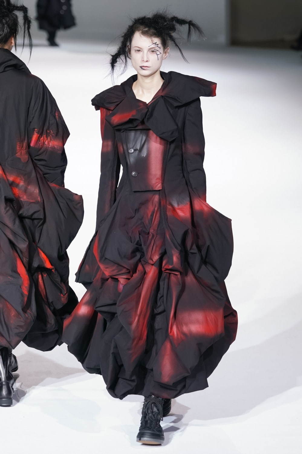 ヨウジヤマモト(Yohji Yamamoto) 2020-21年秋冬ウィメンズコレクション  - 写真34