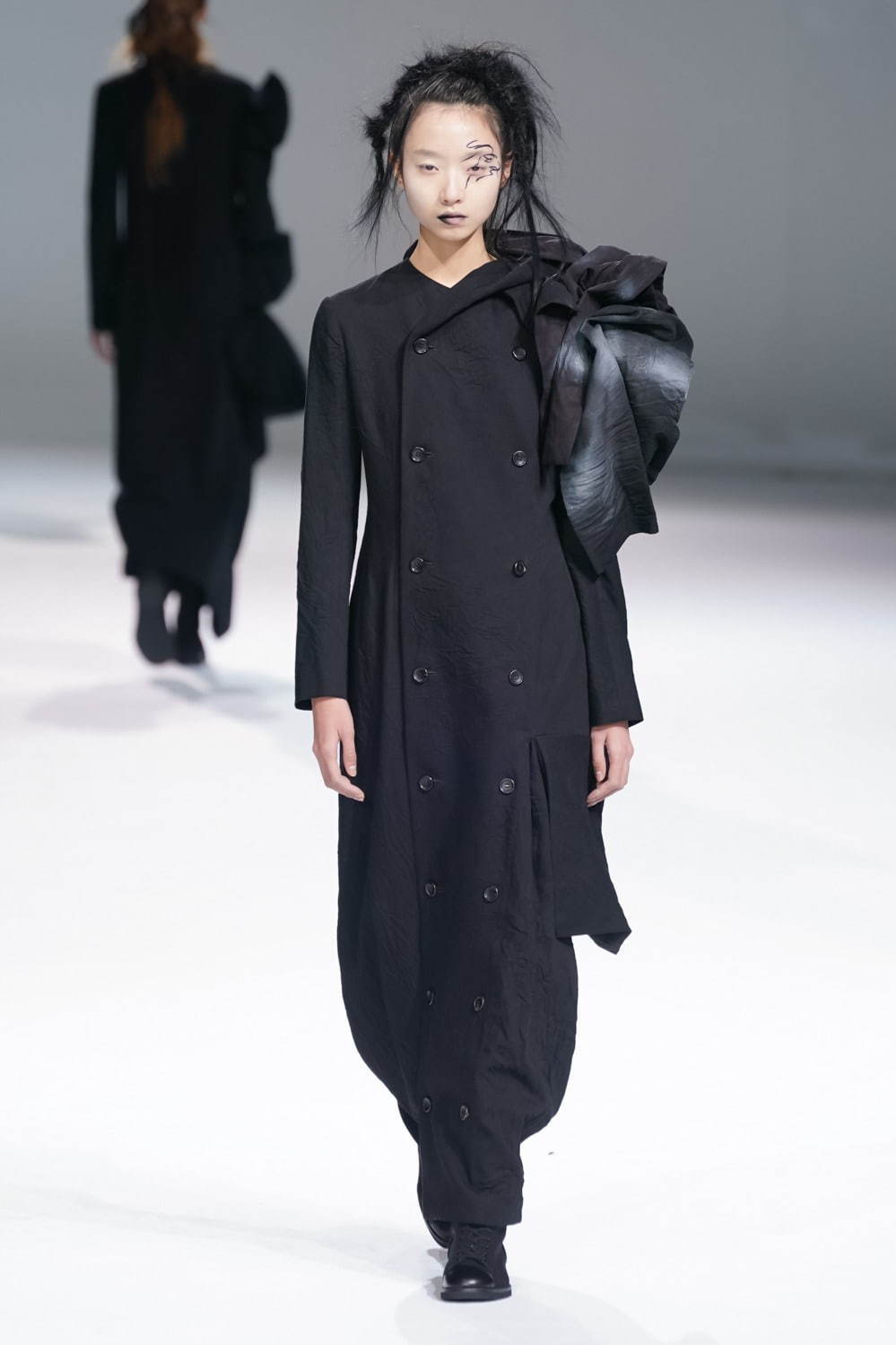 ヨウジヤマモト(Yohji Yamamoto) 2020-21年秋冬ウィメンズコレクション シルエット - 写真24