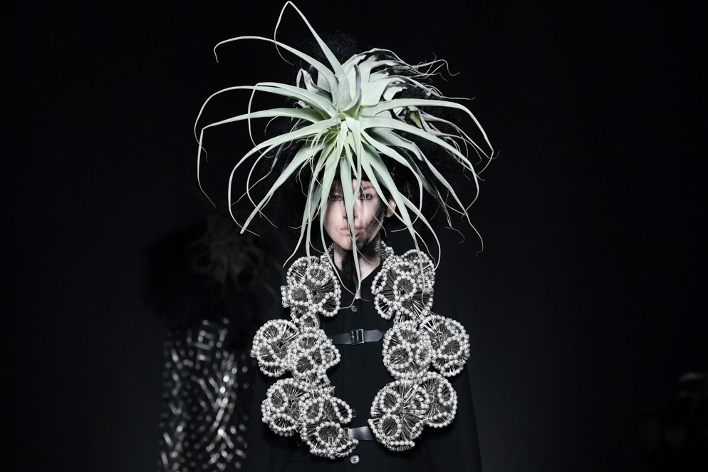 ノワール ケイ ニノミヤ 2020年秋冬コレクション - 漆黒から生まれる赤の美しさ