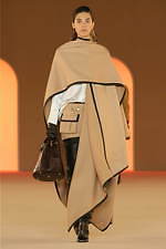 バルマン2020年秋冬コレクション - 異国の地に降り立ったパワフルウーマン｜写真5