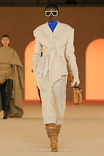 バルマン2020年秋冬コレクション - 異国の地に降り立ったパワフルウーマン｜写真9