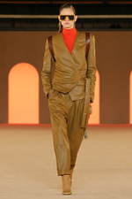 バルマン2020年秋冬コレクション - 異国の地に降り立ったパワフルウーマン｜写真14