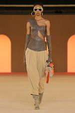 バルマン2020年秋冬コレクション - 異国の地に降り立ったパワフルウーマン｜写真15