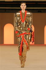 バルマン2020年秋冬コレクション - 異国の地に降り立ったパワフルウーマン｜写真16