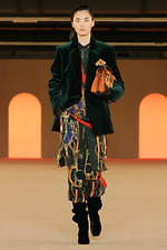 バルマン2020年秋冬コレクション - 異国の地に降り立ったパワフルウーマン｜写真21