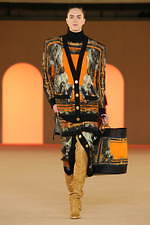 バルマン2020年秋冬コレクション - 異国の地に降り立ったパワフルウーマン｜写真24