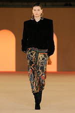 バルマン2020年秋冬コレクション - 異国の地に降り立ったパワフルウーマン｜写真25