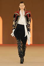 バルマン2020年秋冬コレクション - 異国の地に降り立ったパワフルウーマン｜写真32