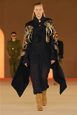 バルマン2020年秋冬コレクション - 異国の地に降り立ったパワフルウーマン｜写真37