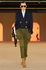 バルマン2020年秋冬コレクション - 異国の地に降り立ったパワフルウーマン｜写真40