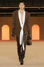 バルマン2020年秋冬コレクション - 異国の地に降り立ったパワフルウーマン｜写真43