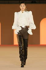 バルマン2020年秋冬コレクション - 異国の地に降り立ったパワフルウーマン｜写真44