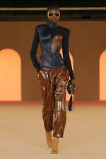 バルマン2020年秋冬コレクション - 異国の地に降り立ったパワフルウーマン｜写真57