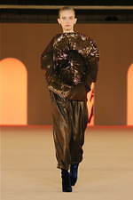 バルマン2020年秋冬コレクション - 異国の地に降り立ったパワフルウーマン｜写真61