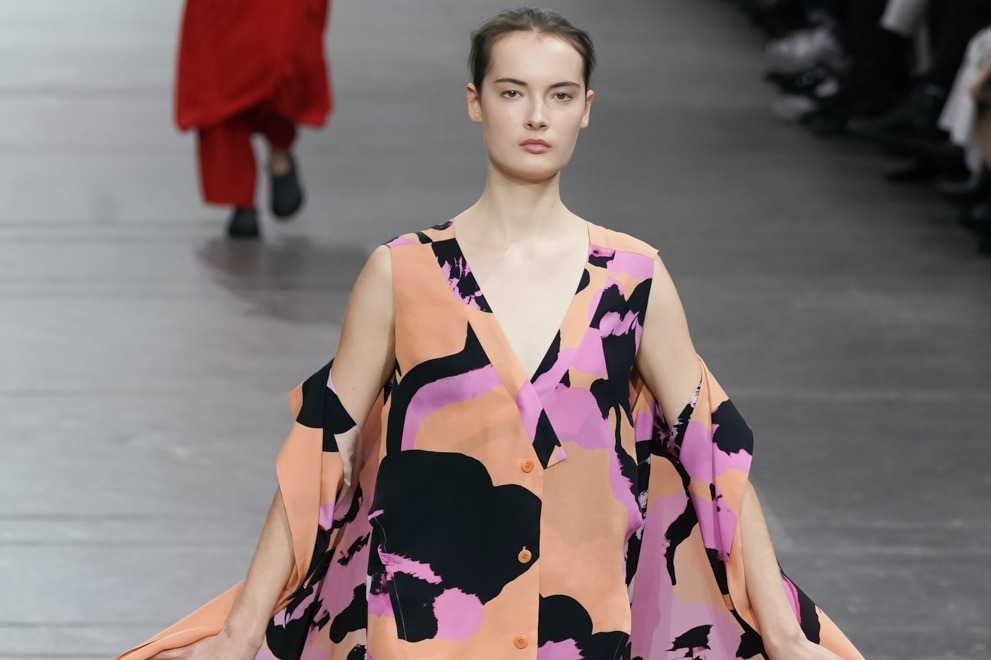 イッセイ ミヤケ 2020年秋冬コレクション - ポジティブなメッセージをのせた“一枚の布”