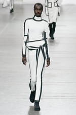 イッセイ ミヤケ 2020年秋冬コレクション - ポジティブなメッセージをのせた“一枚の布”｜写真2