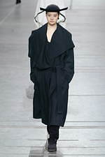 イッセイ ミヤケ 2020年秋冬コレクション - ポジティブなメッセージをのせた“一枚の布”｜写真11