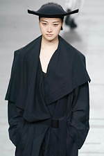 イッセイ ミヤケ 2020年秋冬コレクション - ポジティブなメッセージをのせた“一枚の布”｜写真12