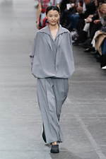 イッセイ ミヤケ 2020年秋冬コレクション - ポジティブなメッセージをのせた“一枚の布”｜写真17