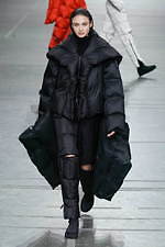 イッセイ ミヤケ 2020年秋冬コレクション - ポジティブなメッセージをのせた“一枚の布”｜写真31