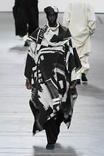 イッセイ ミヤケ 2020年秋冬コレクション - ポジティブなメッセージをのせた“一枚の布”｜写真38