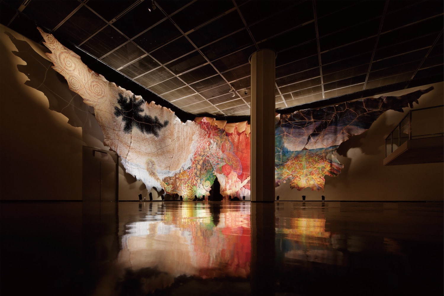 《皮緞帳》「根源的暴力」展示風景 2015年 神奈川県民ホールギャラリー