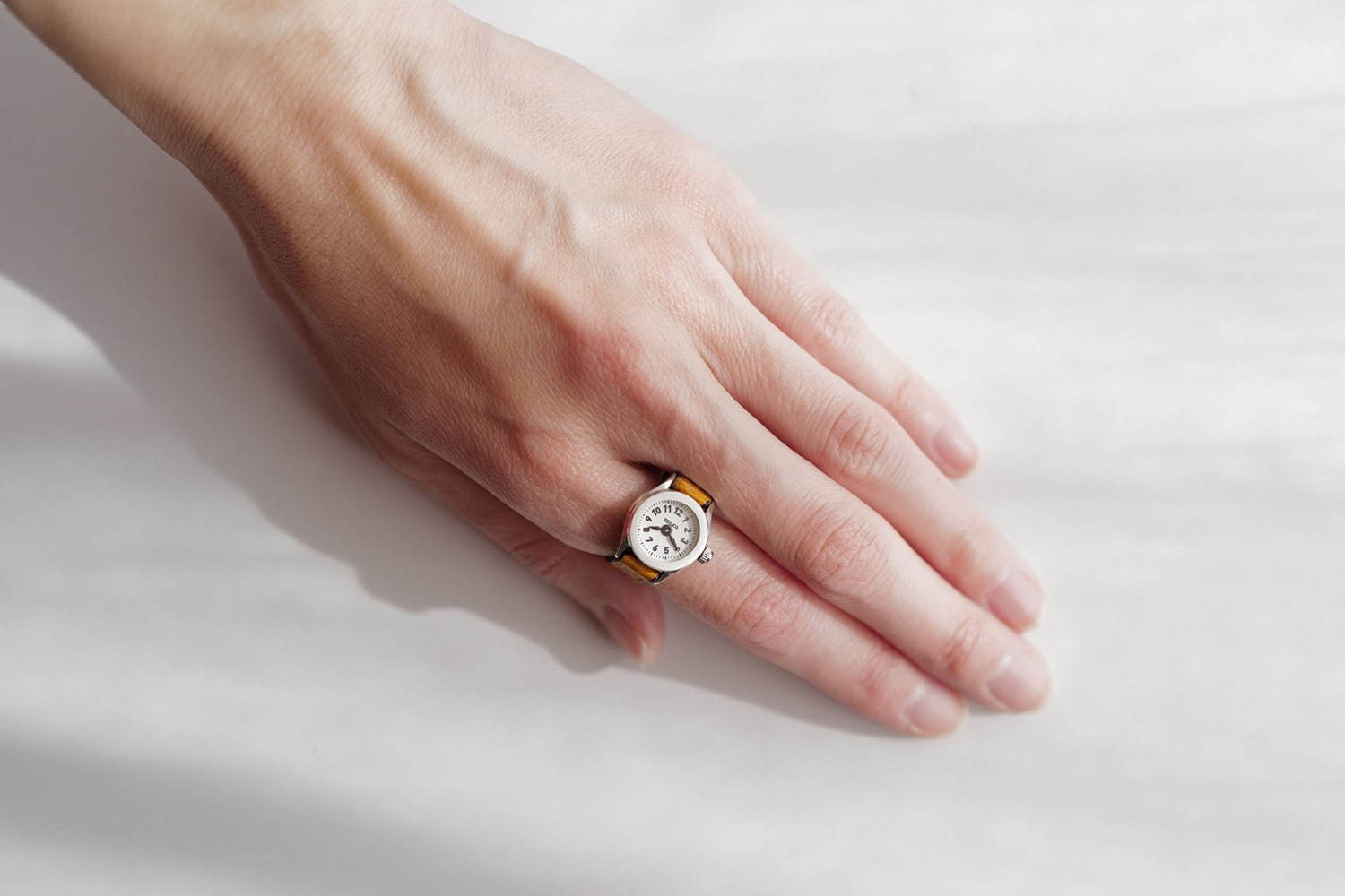 指輪感覚で着ける 指時計 モコ 年春夏の新作 全16種のレザーモデルやメタルモデルの限定色 ファッションプレス