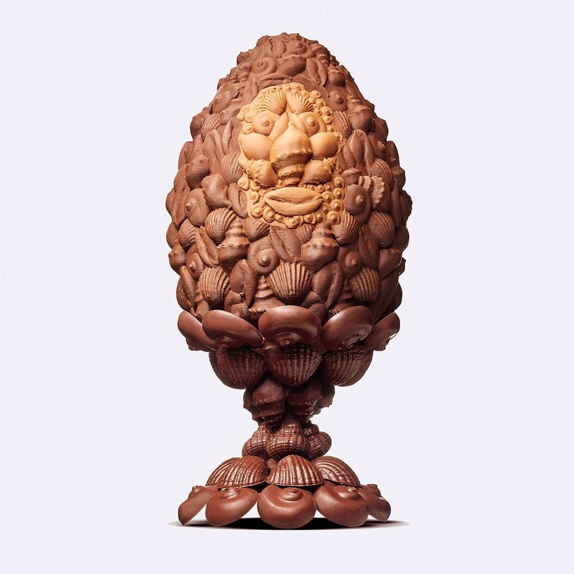 ＜ピエール・エルメ・パリ＞貝殻アートのエッグチョコレートやリボンを飾ったウサギチョコ