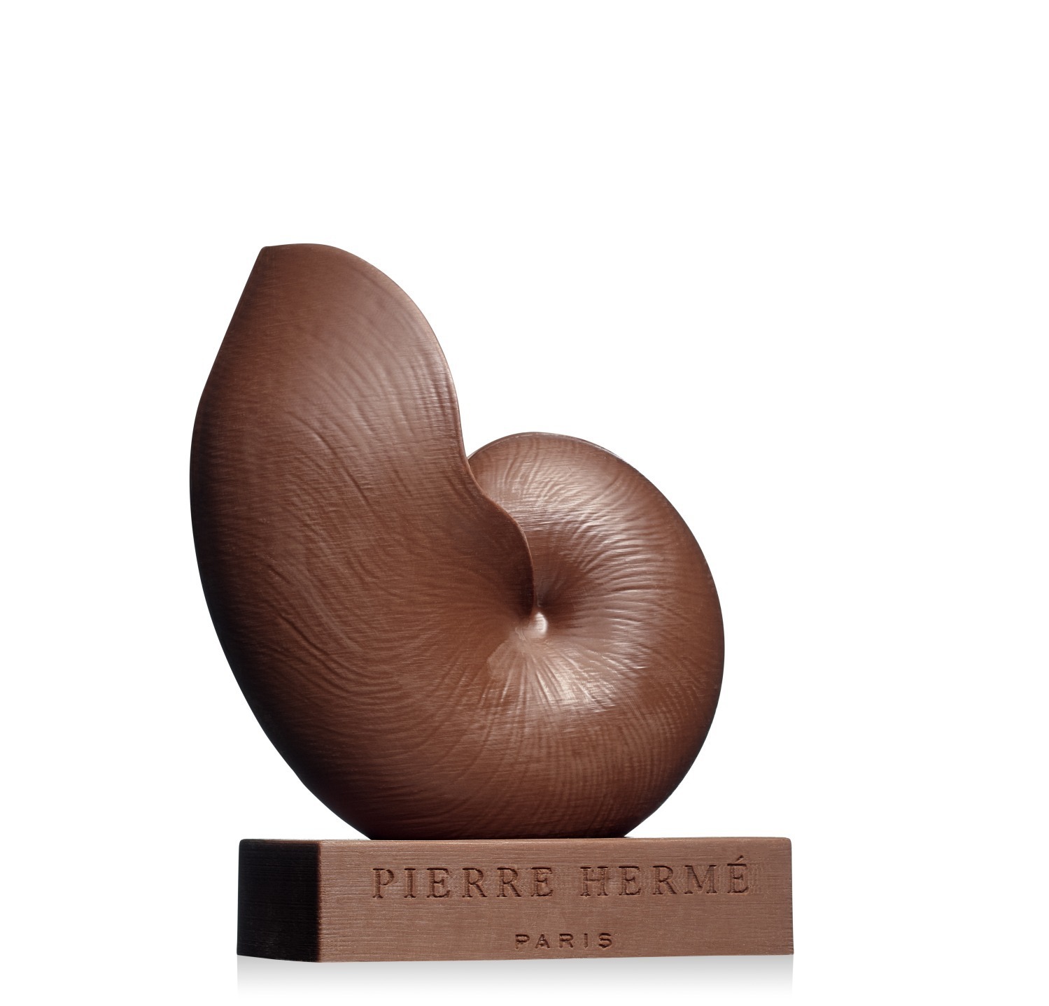ピエール・エルメ・パリのイースター、貝殻アートのエッグチョコレートやリボンを飾ったウサギチョコ｜写真4
