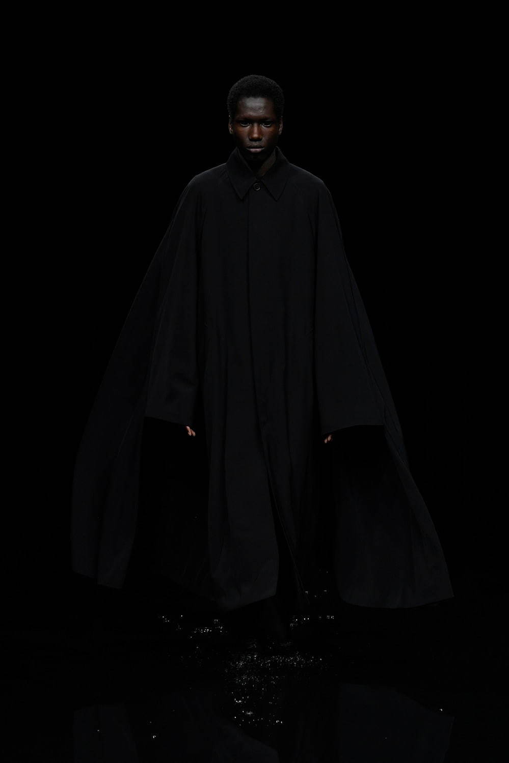 バレンシアガ 20年ウィンターコレクション - 漆黒の世界で、ドレスコードの意味を見つめなおす｜写真2
