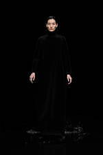 バレンシアガ 20年ウィンターコレクション - 漆黒の世界で、ドレスコードの意味を見つめなおす｜写真1