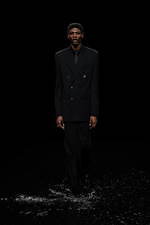 バレンシアガ 20年ウィンターコレクション - 漆黒の世界で、ドレスコードの意味を見つめなおす｜写真6