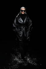 バレンシアガ 20年ウィンターコレクション - 漆黒の世界で、ドレスコードの意味を見つめなおす｜写真11