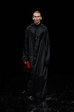 バレンシアガ 20年ウィンターコレクション - 漆黒の世界で、ドレスコードの意味を見つめなおす｜写真12