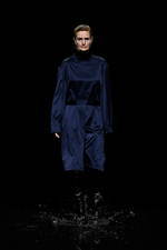 バレンシアガ 20年ウィンターコレクション - 漆黒の世界で、ドレスコードの意味を見つめなおす｜写真15