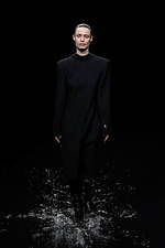 バレンシアガ 20年ウィンターコレクション - 漆黒の世界で、ドレスコードの意味を見つめなおす｜写真17