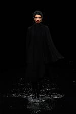 バレンシアガ 20年ウィンターコレクション - 漆黒の世界で、ドレスコードの意味を見つめなおす｜写真21