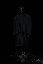 バレンシアガ 20年ウィンターコレクション - 漆黒の世界で、ドレスコードの意味を見つめなおす｜写真23