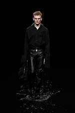 バレンシアガ 20年ウィンターコレクション - 漆黒の世界で、ドレスコードの意味を見つめなおす｜写真28