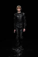 バレンシアガ 20年ウィンターコレクション - 漆黒の世界で、ドレスコードの意味を見つめなおす｜写真44