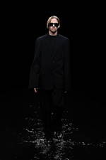 バレンシアガ 20年ウィンターコレクション - 漆黒の世界で、ドレスコードの意味を見つめなおす｜写真54