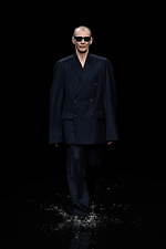 バレンシアガ 20年ウィンターコレクション - 漆黒の世界で、ドレスコードの意味を見つめなおす｜写真56