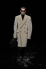 バレンシアガ 20年ウィンターコレクション - 漆黒の世界で、ドレスコードの意味を見つめなおす｜写真60