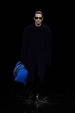 バレンシアガ 20年ウィンターコレクション - 漆黒の世界で、ドレスコードの意味を見つめなおす｜写真62