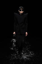 バレンシアガ 20年ウィンターコレクション - 漆黒の世界で、ドレスコードの意味を見つめなおす｜写真65